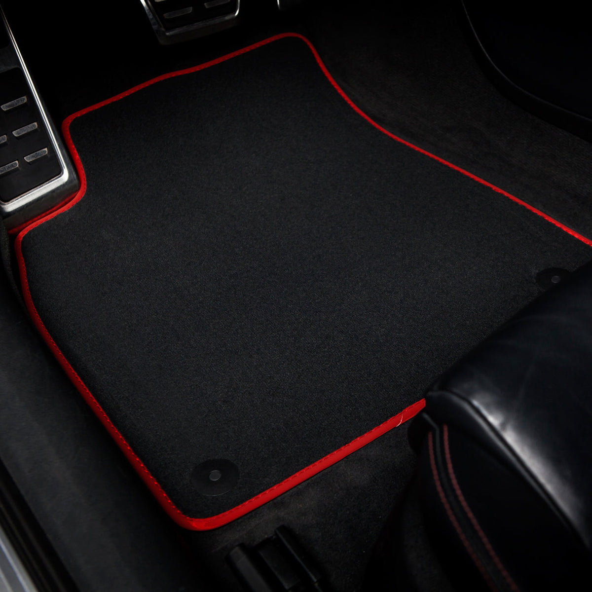 Dywaniki welurowe do Audi A3 Kabriolet 2014-2020 – 8V7 – Czerwone obszycie
