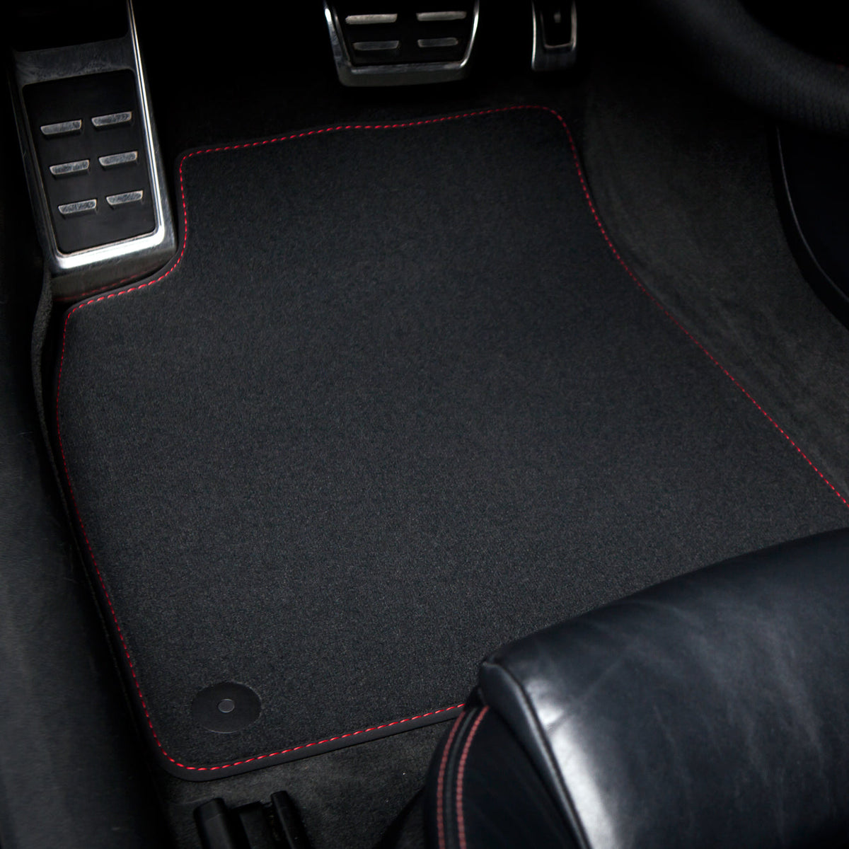 Dywaniki welurowe do Audi A4 & S4 – 2008-2015 – B8 – Czerwone Przeszycia