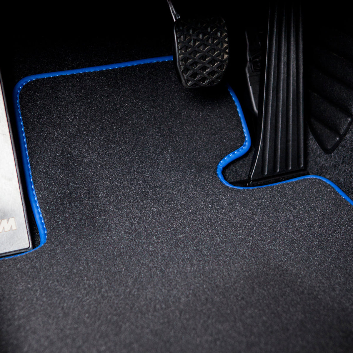 BMW i8 Velour Floor Mats – 2014-2020 – L12 &amp; L15 – Blue Edging